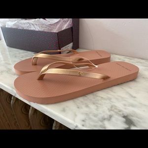 NIB Tory Burch metallic leather flip flop
